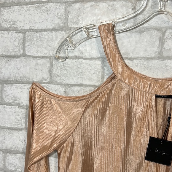 BKE Boutique Satin cold shoulder top size Medium - Picture 3 of 16